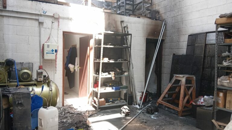 Extinguido un incendio que afectou a dúas naves no polígono da Picaraña en Padrón