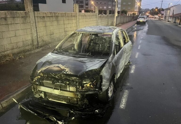 Un vehículo arde de madrugada en Melide