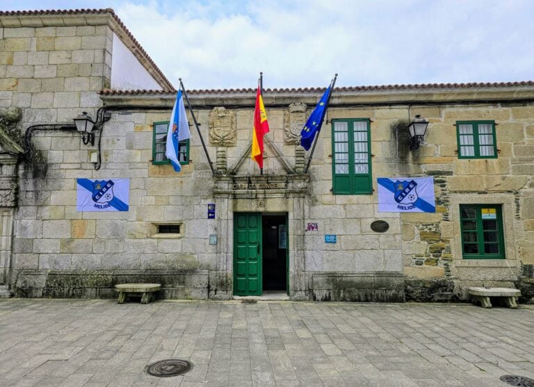 El grave deterioro de los parques infantiles de Melide genera preocupación entre los vecinos
