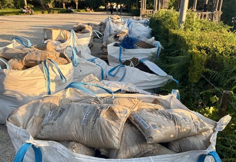 O PSOE de Santiago reclama ao goberno local a retirada da Alameda dos residuos dos fogos do Apóstolo