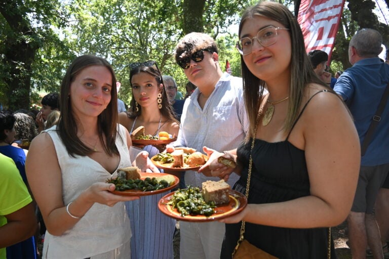 A 45ª Festa do Pemento de Herbón reparte catro mil quilos de produto entre milleiros de comensais