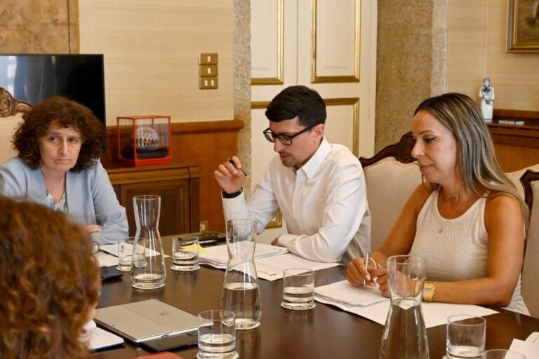 Santiago comparte con Padrón a súa experiencia en materia de Vivenda e Turismo