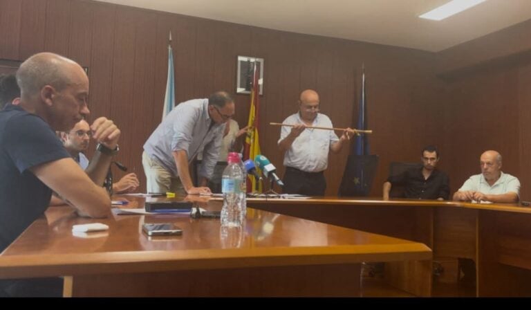 El PP recupera la alcaldía de Touro tras una moción de censura apoyada por un edil no adscrito