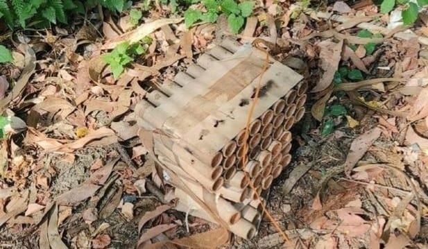 Hallan un artefacto pirotécnico con más de cincuenta bombas en un monte de Vimianzo