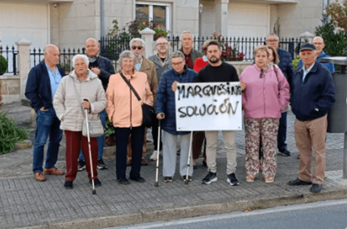 A la intemperie: Vecinos de A Rocha languidecen esperando un bus que nunca llega