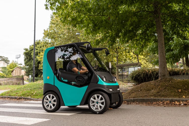 Chega a Santiago NENO, o coche eléctrico que promete acabar cos atascos