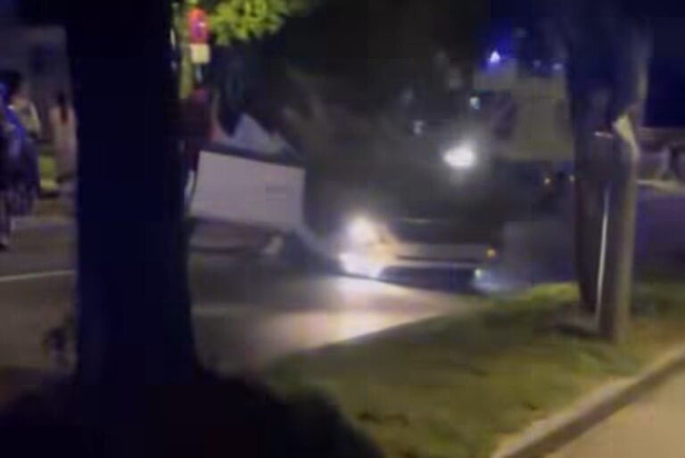 Un coche acaba volcado tras un accidente de madrugada en Santiago
