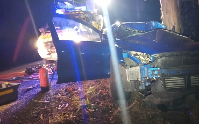 Un home ferido tras chocar contra unha árbore en Teo