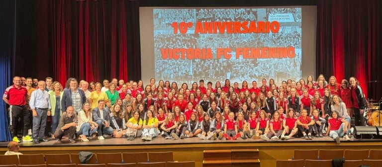 Máis de 200 persoas celebran os dez anos da sección feminina do Victoria FC