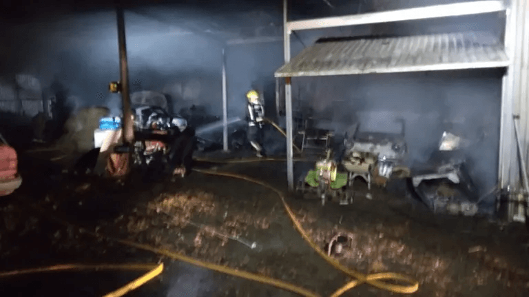 Un incendio destrúe un alpendre en Toques con vehículos e maquinaria no interior