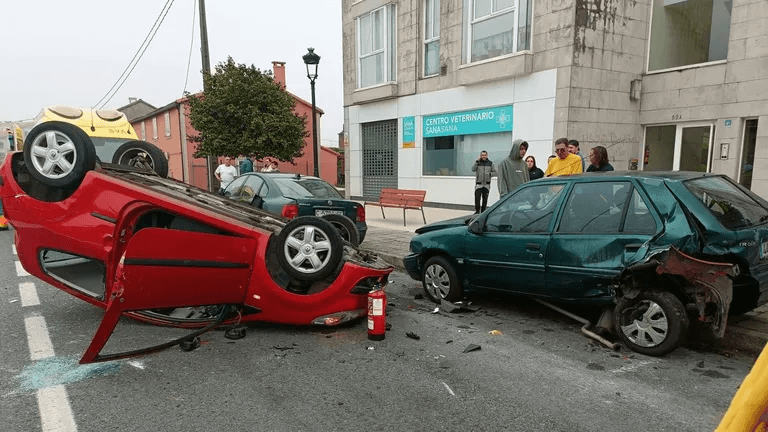 Una mujer herida al volcar su vehículo en una colisión en Teo