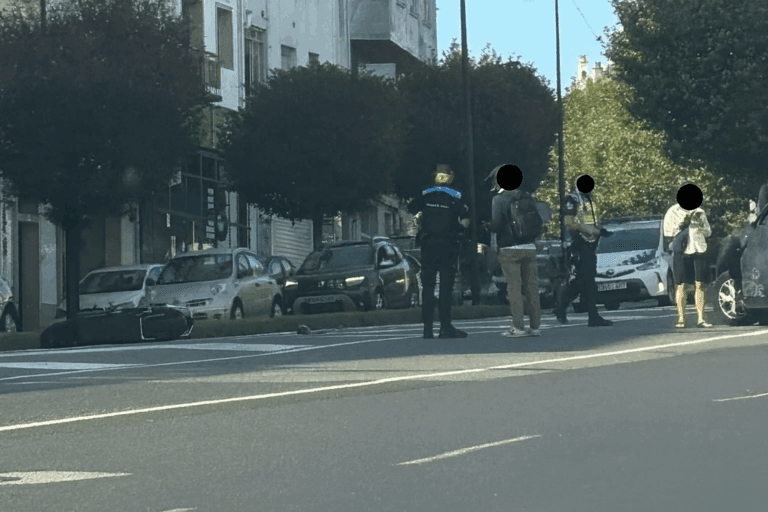 Accidente entre un coche y una moto en la Avenida de Lugo sin heridos