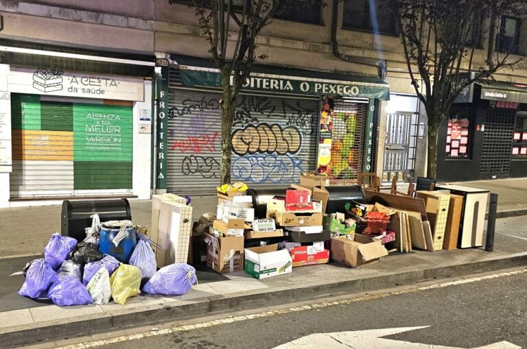 Os socialistas denuncian que Santiago está “máis sucia ca nunca” e rexeitan subir a taxa do lixo