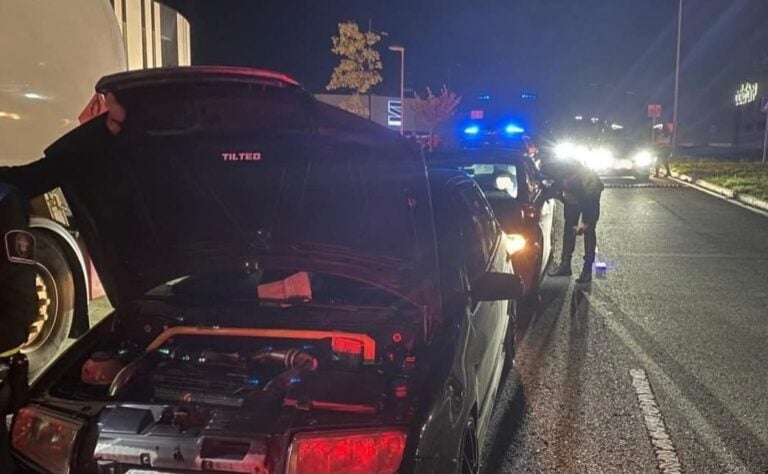A Policía Local impide unha macroconcentración de coches no Polígono da Sionlla