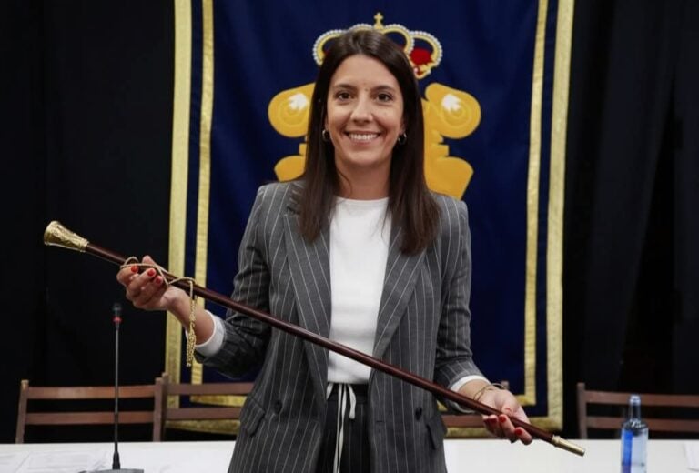 Mariola Sampedro, primera alcaldesa de Ribeira tras una tensa moción de censura