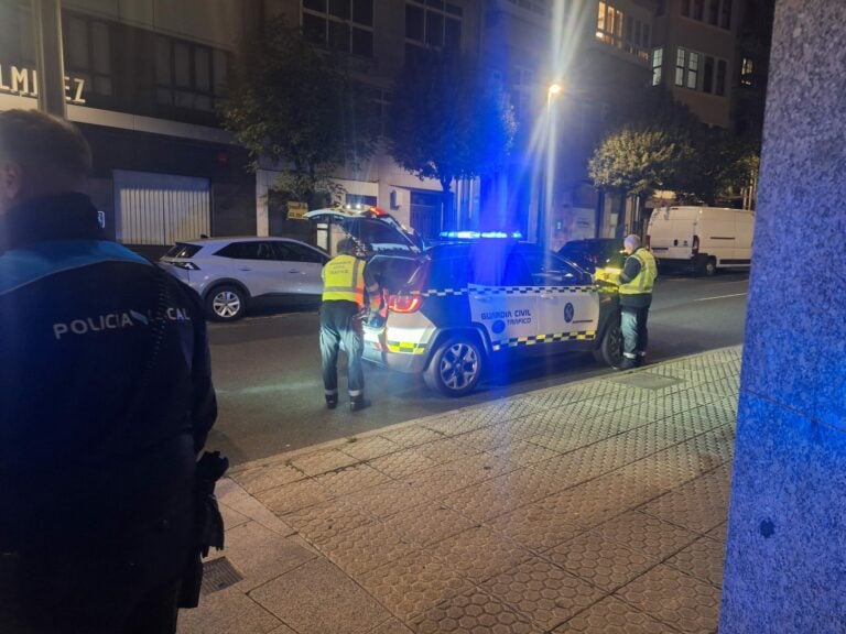 Noite crítica: a Policía Local de Santiago queda sen mandos, sen atestados e cunha dotación mínima