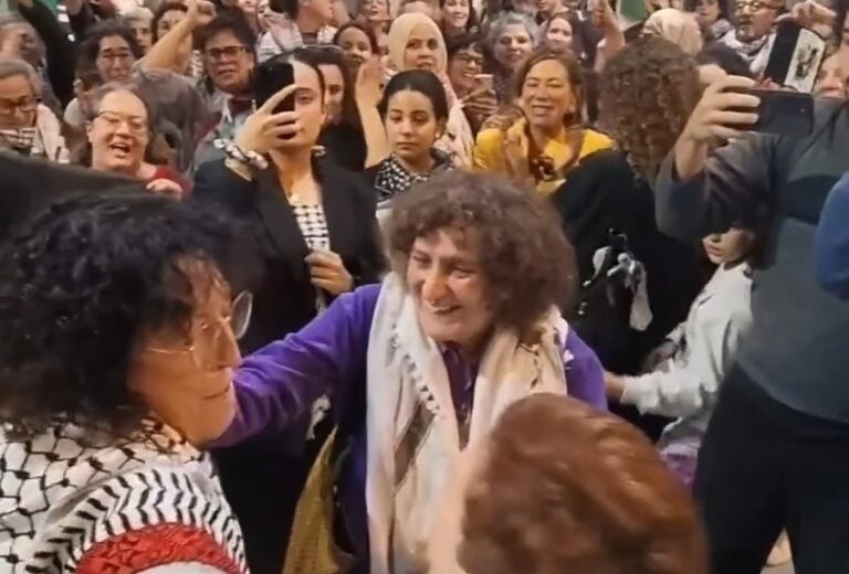 La activista Sandra Garrido llega a Santiago tras su detención en la flotilla hacia Gaza
