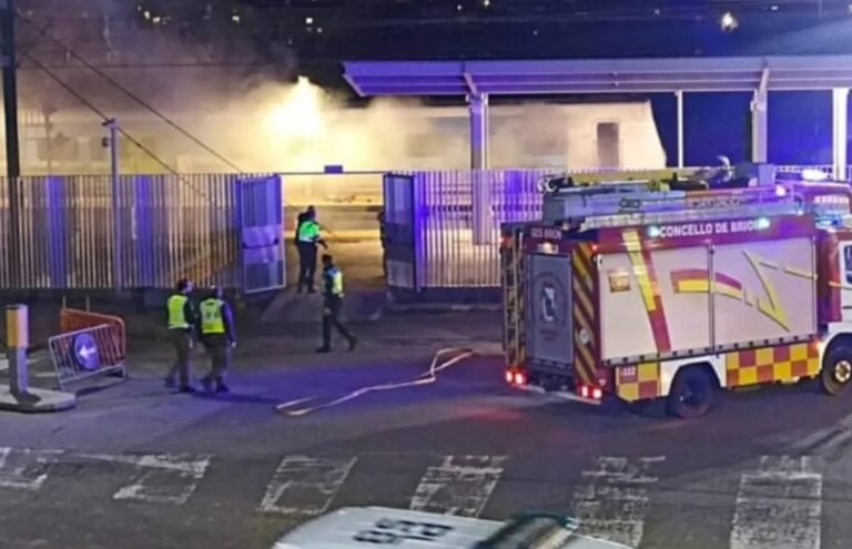Arde un local na Praza de Galicia e un vagón de tren na estación