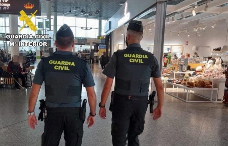 Tres pasajeros, sorprendidos en el aeropuerto de Santiago robando con el “método matrioshka”