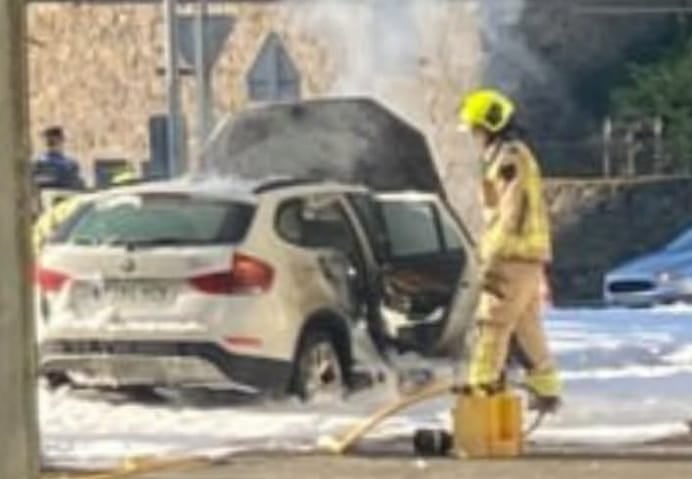 Un coche arde en plena calle en el barrio compostelano de Conxo