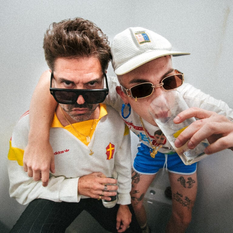El compostelano Ortiga y Joe Crepúsculo se van de «Noche de cubatas» en su nuevo single