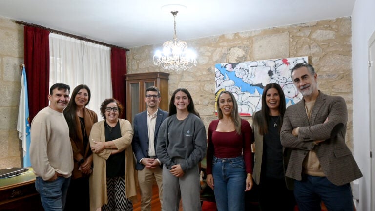 Padrón recoñece o talento e o esforzo da promesa do fútbol Catalina Pereira