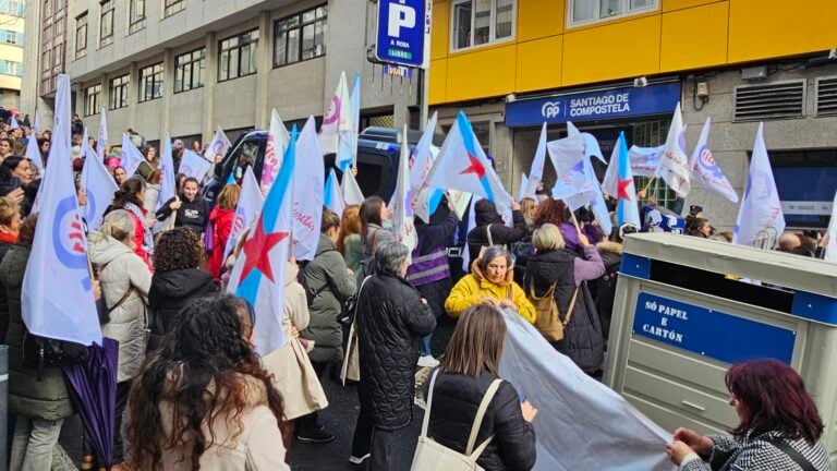 A CIG leva a protesta do 25N á sede do PP e obriga a pechar traballadoras baixo protección policial