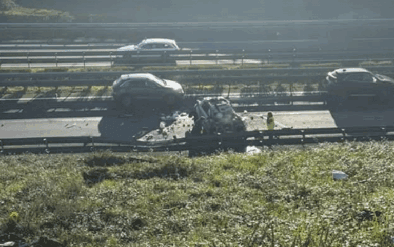 Una mujer grave tras caer con su coche desde el orbital hasta la rotonda de la autovía A-54