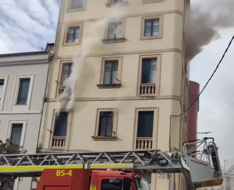 Dúas persoas rescatadas nun incendio en Santiago cun operativo mínimo