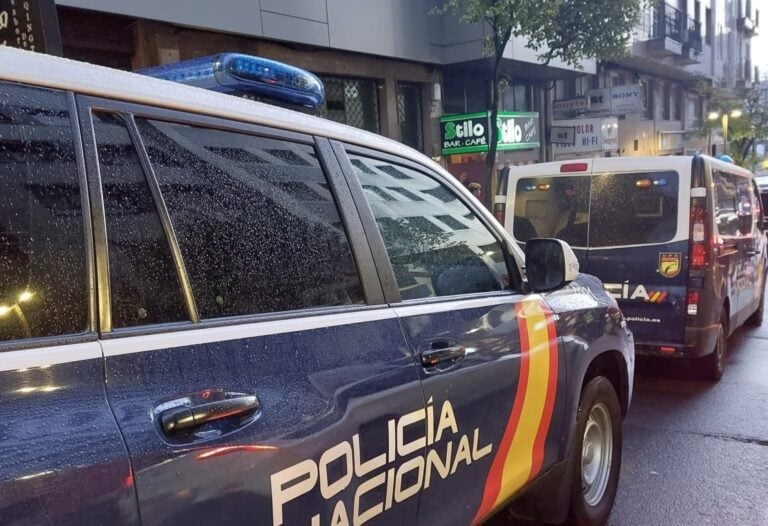 Amplo operativo policial en dous locais de Santiago de Compostela