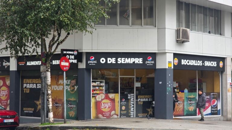 Agrede con violencia a un dependente dunha tenda 24 horas do Ensanche