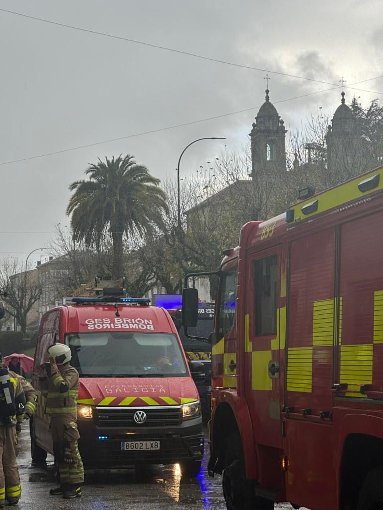 Santiago volve depender de Brión para afrontar un incendio no centro da cidade