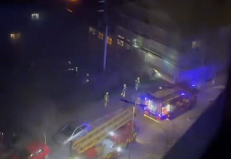 Arde la cubierta e interior de un edificio en Santiago