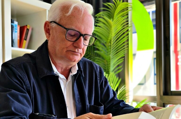 Xosé Manuel Villanueva presenta su nueva novela ‘La gratitud de los delfines’ en el Ateneo de Santiago