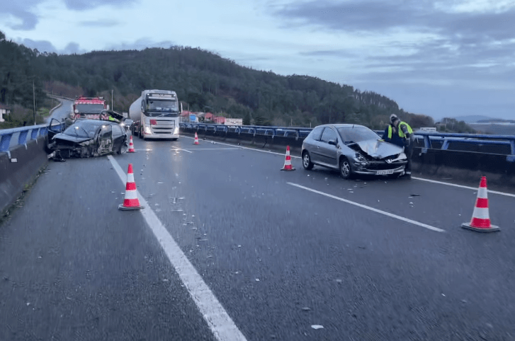 Cuatro heridos en un accidente con seis coches implicados en la AG-11 a su paso por Boiro