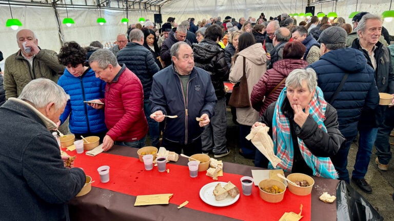 Cruces celebra a súa Feira do Galo de Nadal cun magnífico ambiente na Praza do Concello