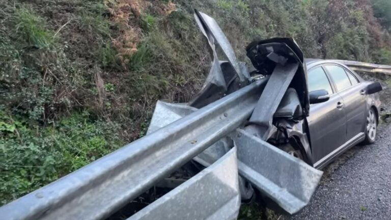 Fuxen tras un choque na autovía do Barbanza que deixa tres feridos, entre eles dous menores