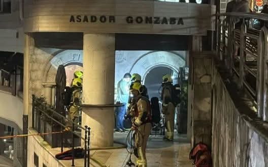 Un incendio nun restaurante de Santiago obriga a desaloxar o local