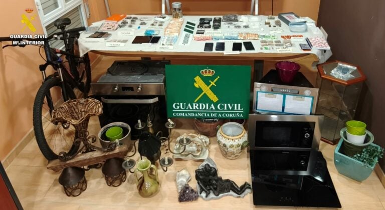 Desmantelados dos puntos de venta de droga en Boiro con cinco personas detenidas