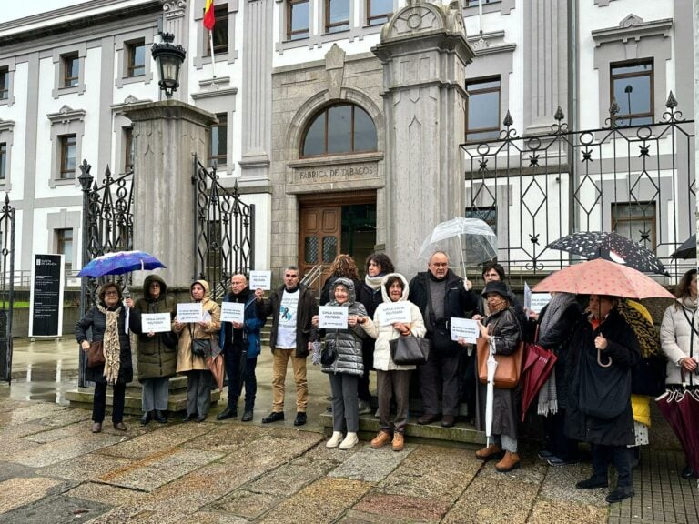 Víctimas de Angrois se concentran en Madrid y A Coruña tras la absolución del exdirector de seguridad de Adif