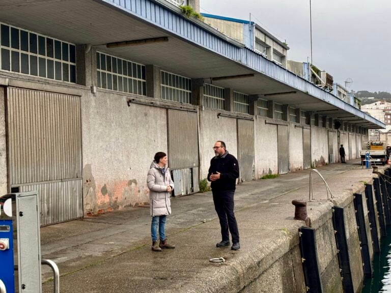 Luís Pérez celebra o uso da antiga lonxa para os redeiros tras anos de abandono