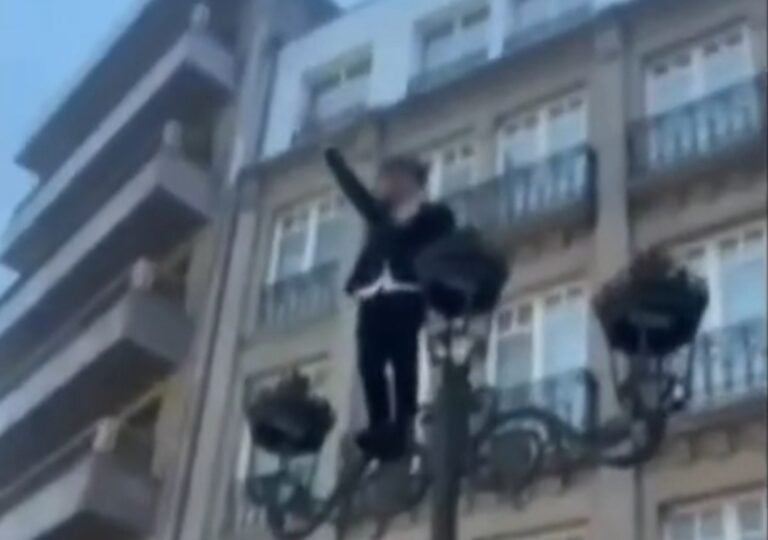 Un joven resulta herido tras subirse a una farola en Vilagarcía