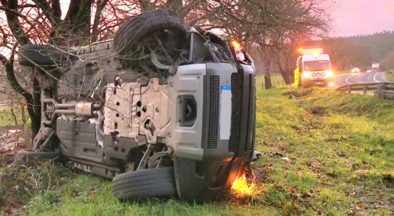 Un condutor ferido tras saír da vía e envorcar o coche en Arzúa