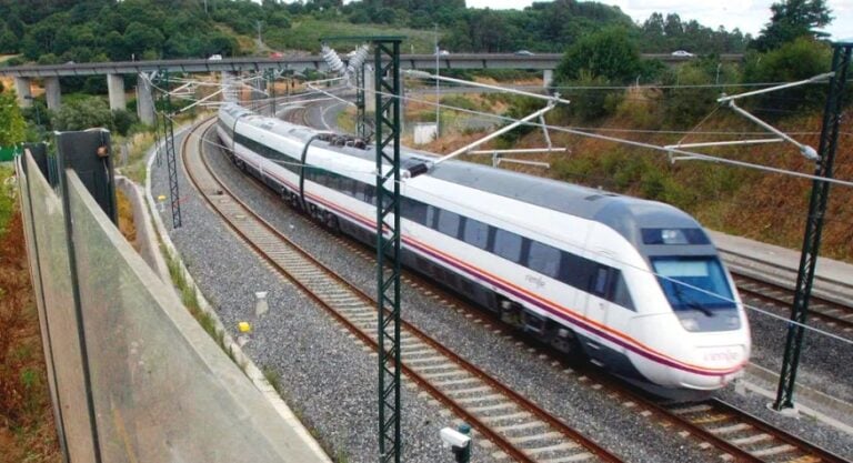Adif baja la velocidad en la línea de Angrois tras varias alertas por el estado de la vía