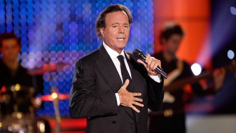 ¿Debe retirar Lalín el nombramiento como comendador del Cocido a Julio Iglesias?