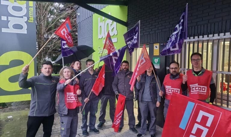 O persoal de Bidafarma en Santiago protesta polo desvío de traballo a outros centros