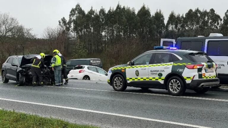 Fallece una mujer en un choque frontal en la N-634 a su paso por Curtis