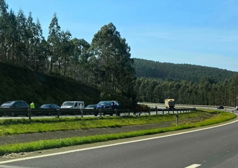 Colisión múltiple na A-54 en Lavacolla deixa unha persoa ferida