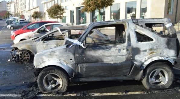 A Policía investiga o lume que afectou a tres vehículos no centro de Ribeira
