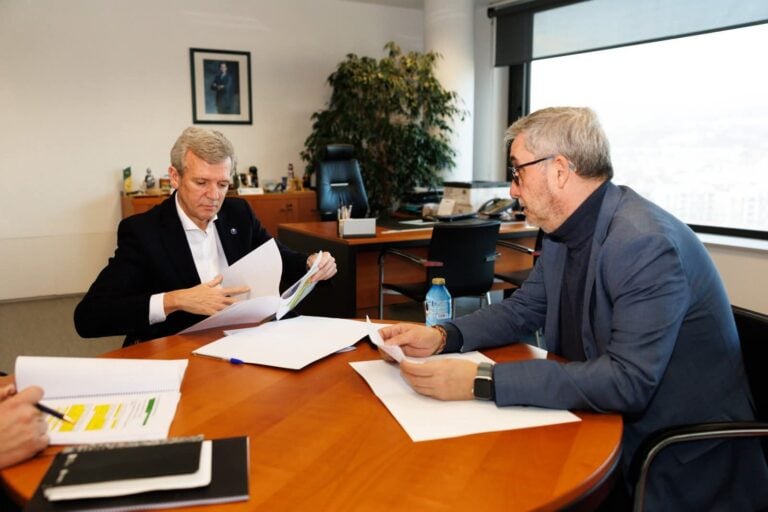Alfonso Rueda e Blas García impulsarán un coliving en Ames e estudan ampliar o centro de saúde de Bertamiráns